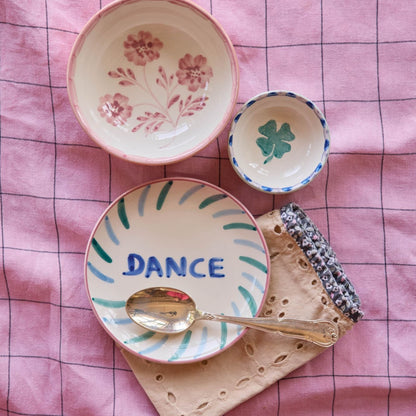 צלחת קינוח קרמיקה DANCE בסידור שולחן