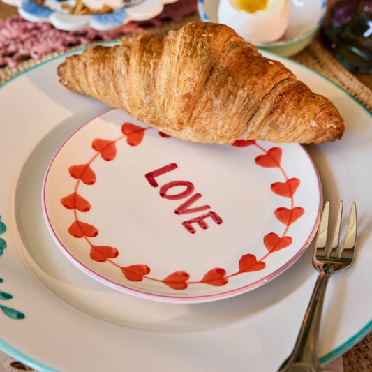 צלחת קינוח קרמיקה LOVE בסידור שולחן