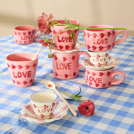 כוס קרמיקה אובלית LOVE בסידור שולחן