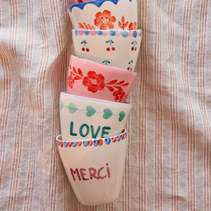 כוס קרמיקה אובלית MERCI בסידור שולחן