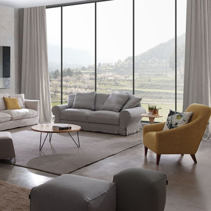 ספת LOFT בסלון לצד כורסאות ושולחן