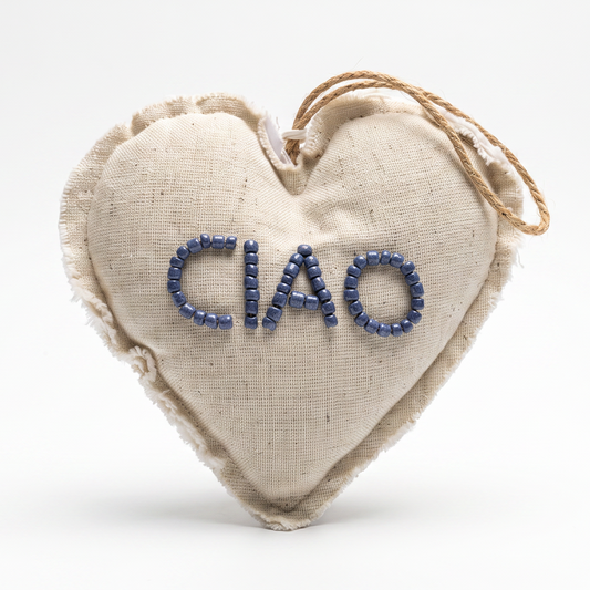 לב מבד בגוון טבעי עם הכיתוב CIAO בחרוזי קרמיקה כחולים, שוליים גולמיים ולולאת חבל לתלייה