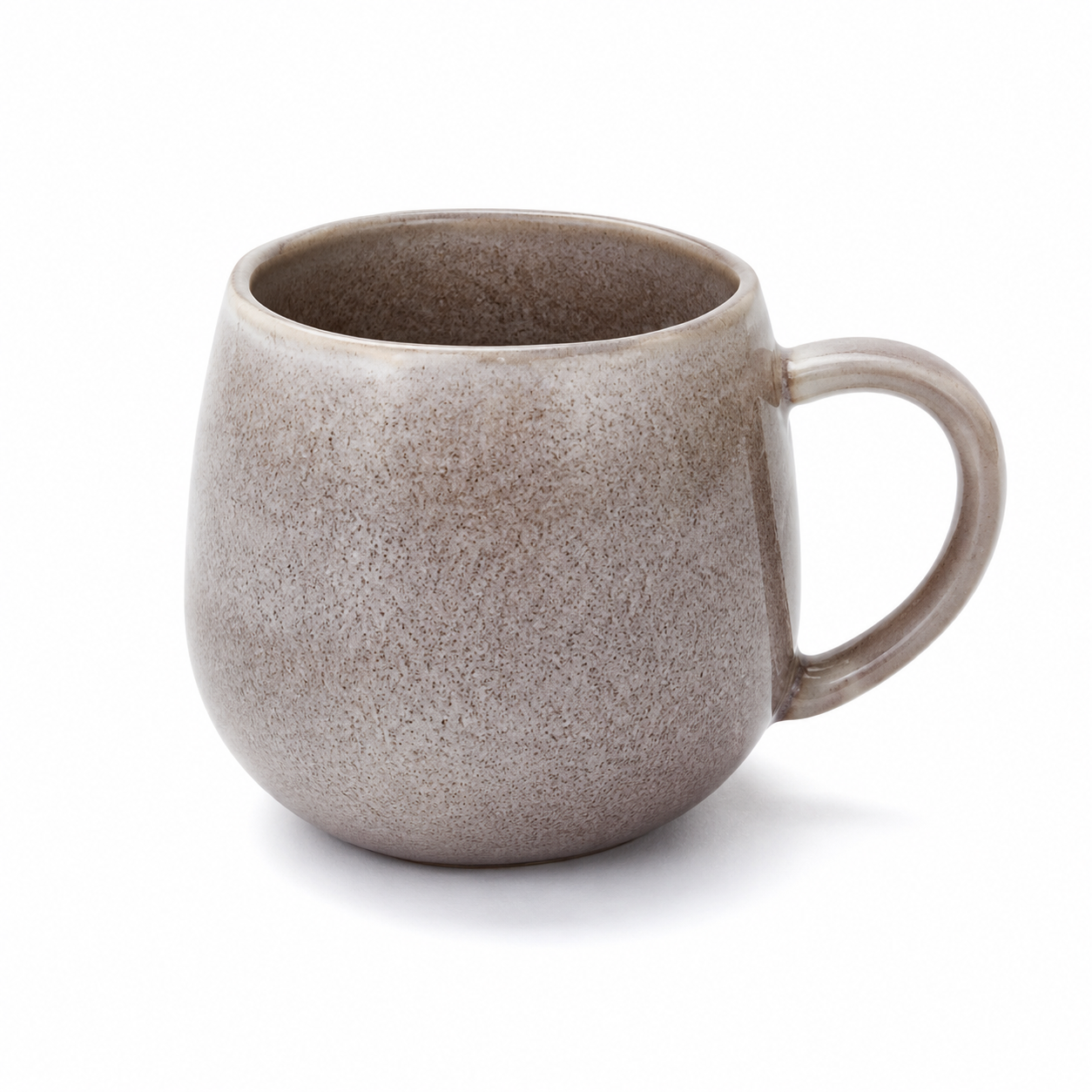 ספל חבית מקרמיקת Stone Ware בגוון בז' מנומר עם שפה בהירה וידית מעוגלת, 480 מ״ל