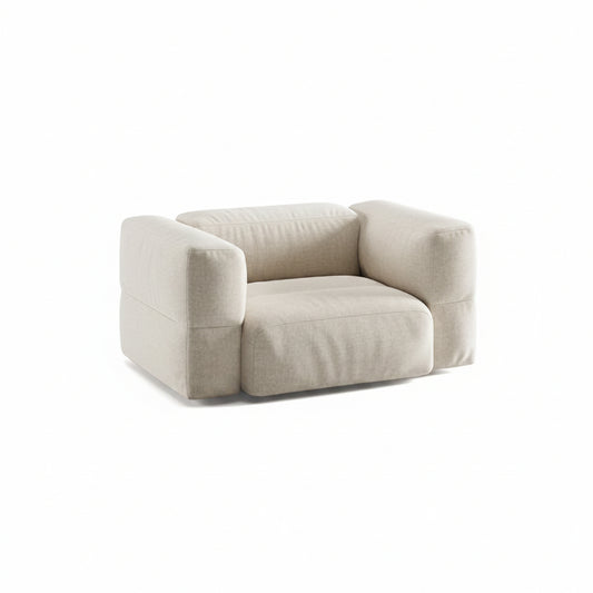 כורסת Savina Lounge נמוכה בעיצוב מסיבי ומעוגל, מרופדת בבד מחוספס בגוון בז' בהיר, על רקע לבן