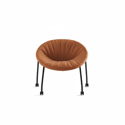 שתי כורסאות Zoco עגולות ומרופדות עם רגלי מתכת שחורות וגלגלים, על רקע לבן