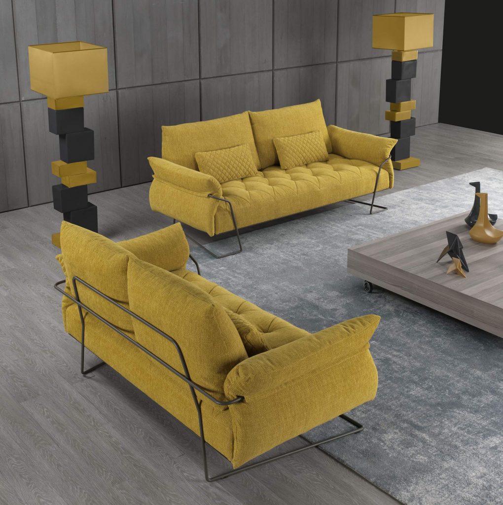 שתי ספות מסדרת YELLOW בגוון צהוב חרדל בסלון עם מנורות ושולחן קפה