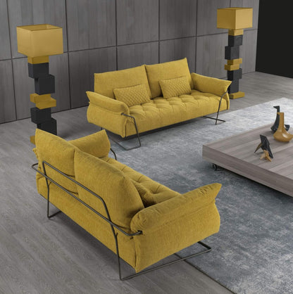 שתי ספות מסדרת YELLOW בגוון צהוב חרדל בסלון עם מנורות ושולחן קפה
