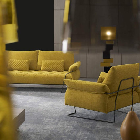 ספה וכורסא מסדרת YELLOW בגוון צהוב בסלון מודרני עם שטיח אפור
