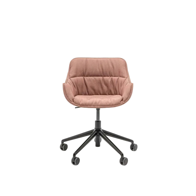 כסא משרדי BALTIC SOFT מבית MDD בגוון ורוד עם גלגלים שחורים, על רקע לבן