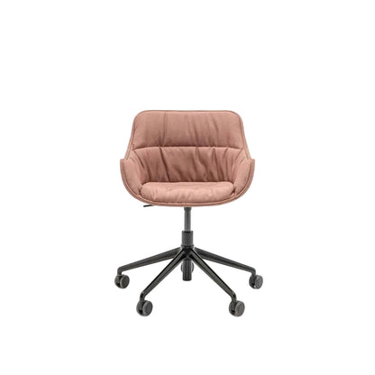 כסא משרדי BALTIC SOFT מבית MDD בגוון ורוד עם גלגלים שחורים, על רקע לבן