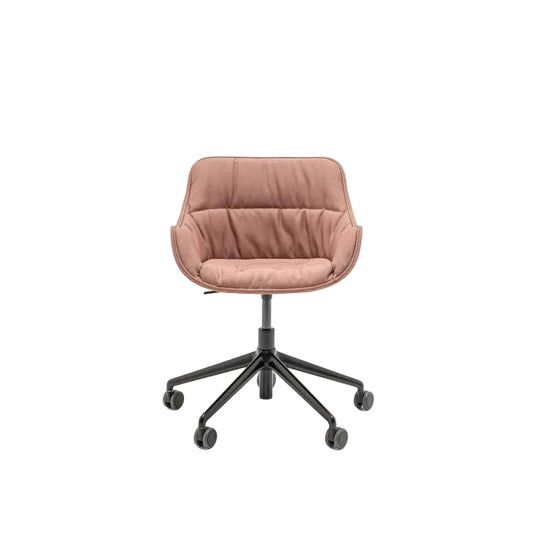 כסא משרדי BALTIC SOFT מבית MDD בגוון ורוד עם גלגלים שחורים, על רקע לבן