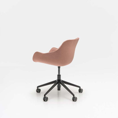 כסא משרדי BALTIC SOFT בגוון ורוד עם גלגלים שחורים, על רקע לבן – תמונה 2