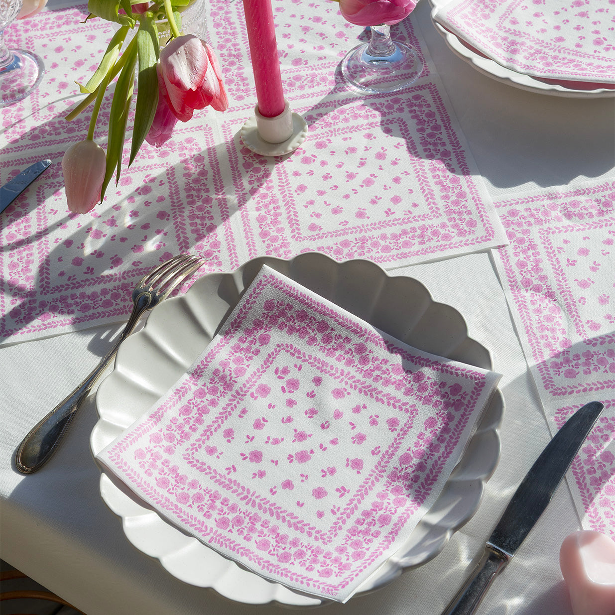 מפיות אירוח BANDANA ROSE בעיצוב בנדנה פרחוני בגווני ורוד, מבית Françoise Paviot – תמונה 2