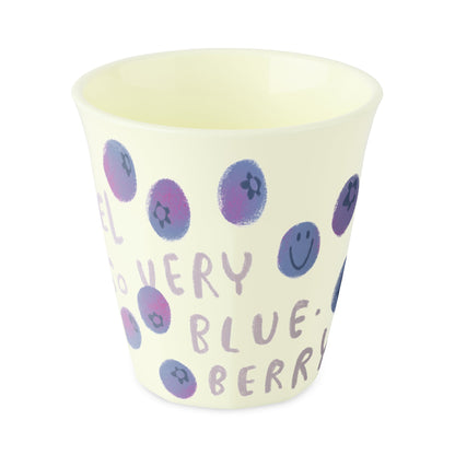 כוס Nora Juicies Blueberry בגוון קרם עם איור אוכמניות, על רקע לבן