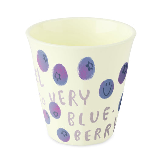 כוס Nora Juicies Blueberry בגוון קרם עם איור אוכמניות, על רקע לבן