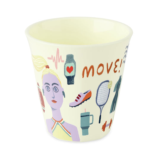 כוס Nora Sisters Move בגוון קרם עם איור דמות אשה, על רקע לבן