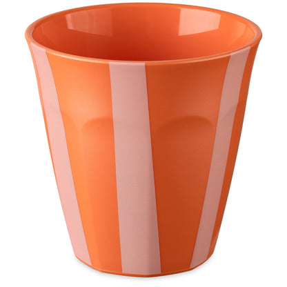 כוס Nora Stripes M בגוון אלמוג עם פסים צבעוניים, על רקע לבן