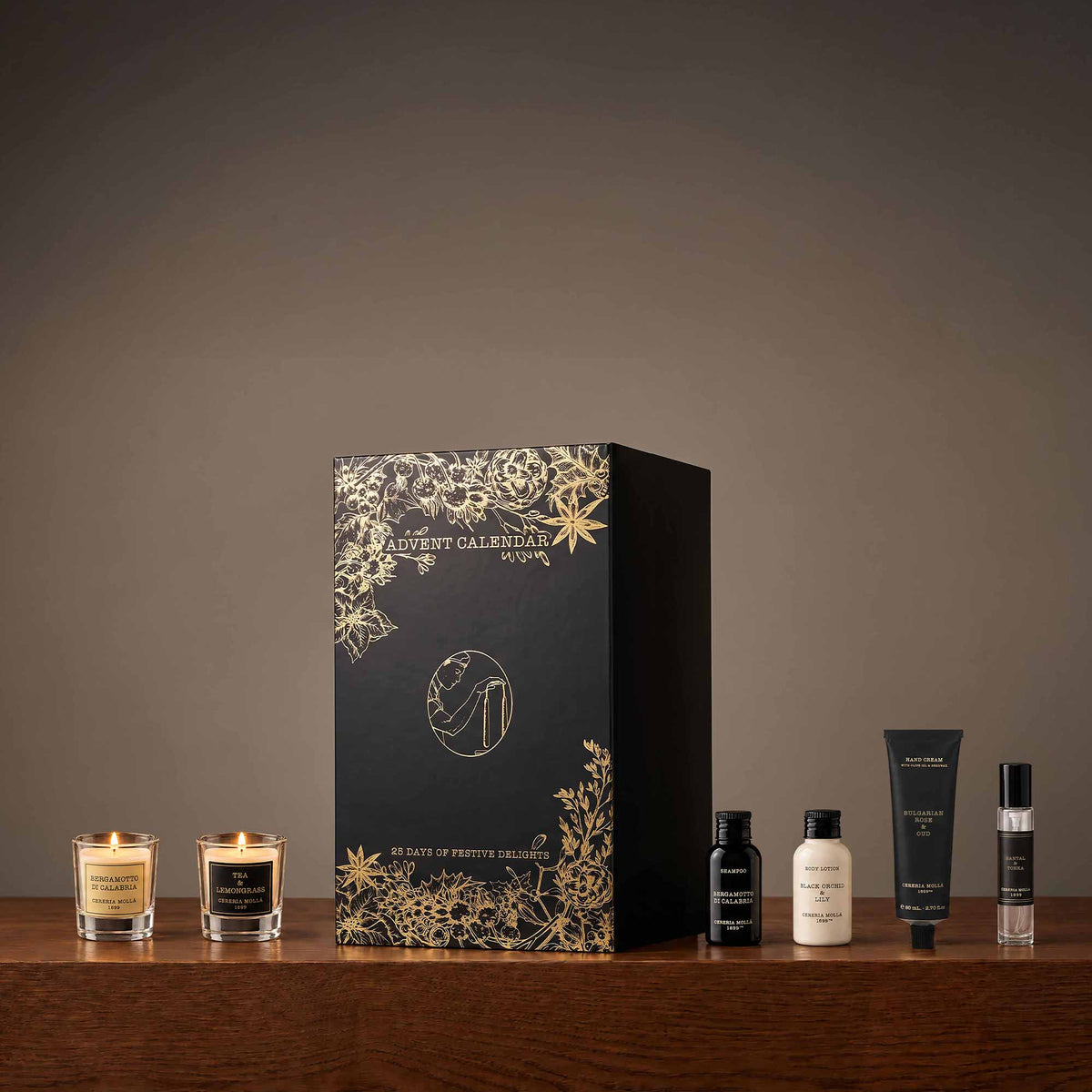 לוח האדוונט של Cereria Mollà לצד נרות ומוצרי טיפוח
