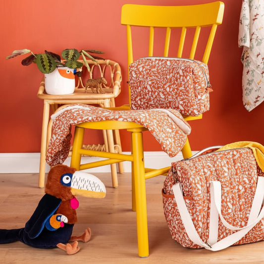 תינוק משחק עם צעצוע הפעילות קלאו ליצ'י של Moulin Roty