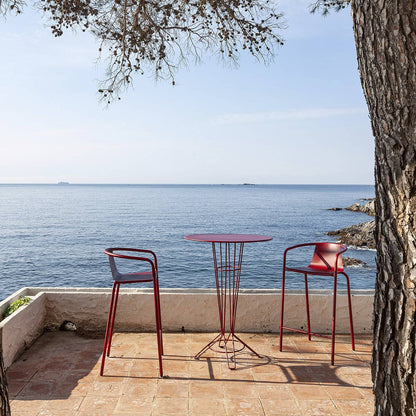 כסאות בר CADIZ אדומים ושולחן בר במרפסת מול הים
