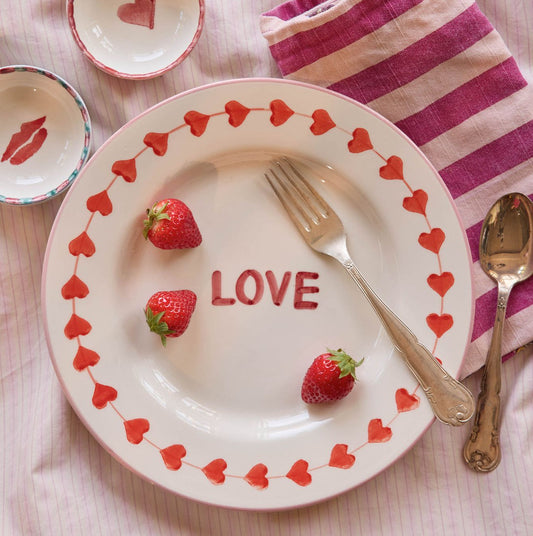 צלחת קרמיקה LOVE עם תותים ואיורי לבבות, על מפה ורודה