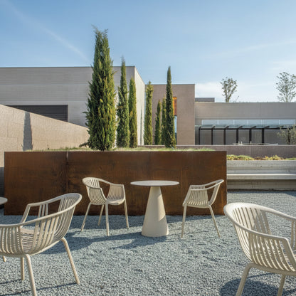 שולחן Ikon 865 מבית Pedrali בעיצוב Pio ו-Tito Toso, שולחן עם בסיס חרוטי מרכזי