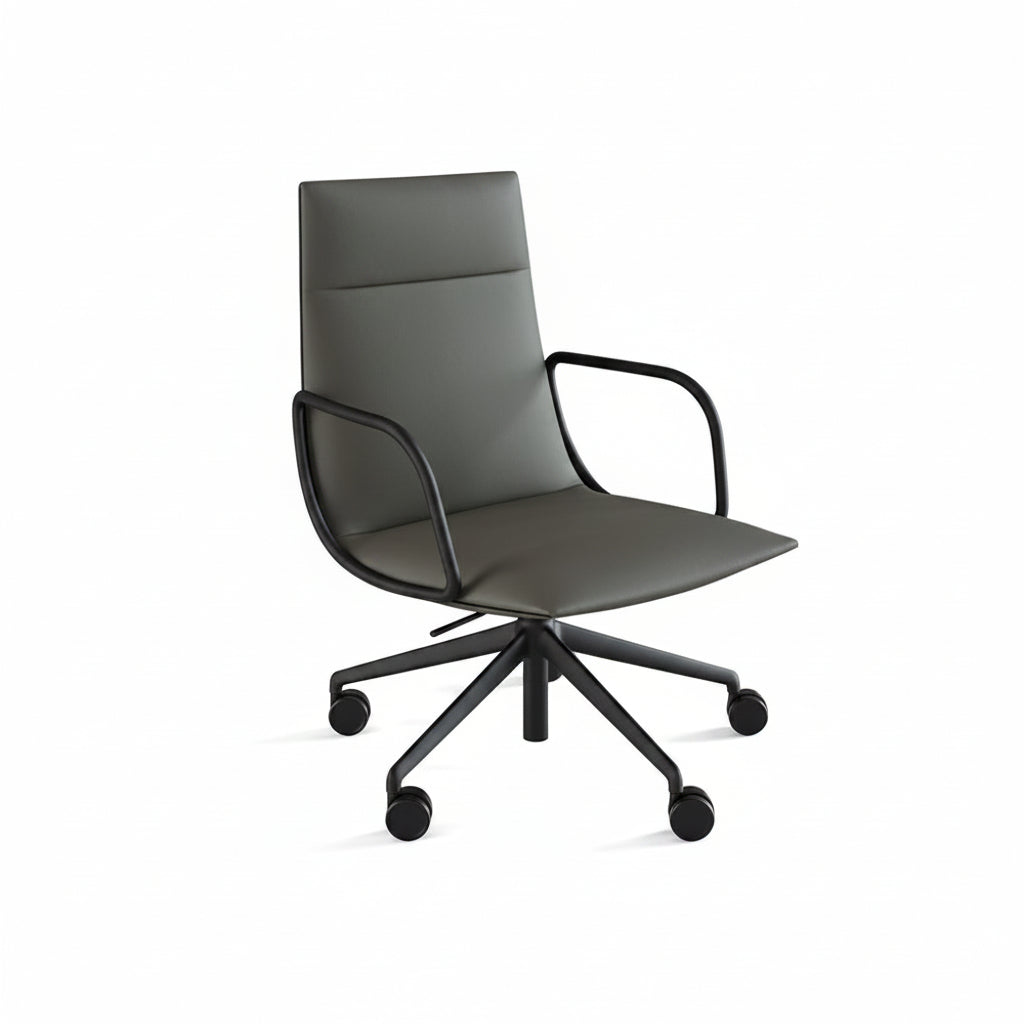 כסא Noha Executive עם מושב ומשענת מרופדים באפור כהה, משענות יד שחורות ובסיס שחור חמש-זרועות עם גלגלים, על רקע לבן
