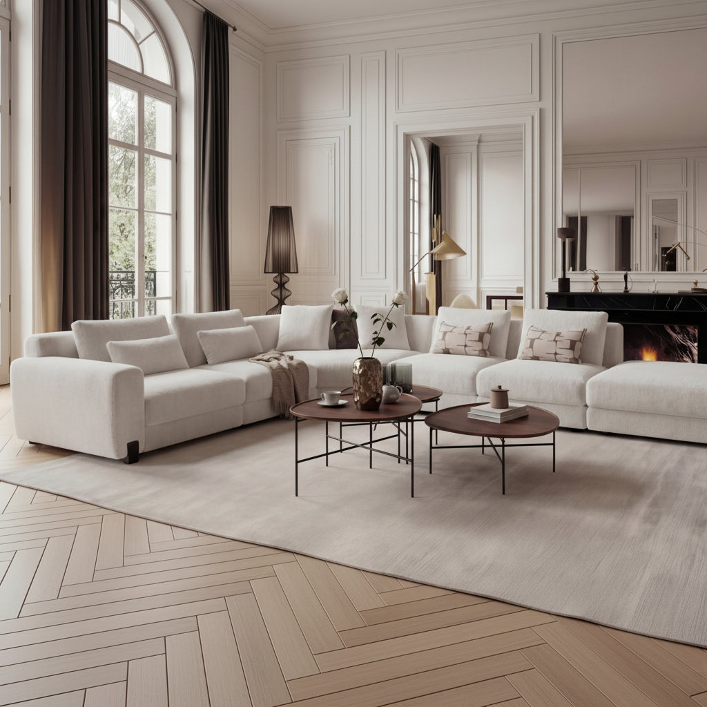 חלל מגורים מודרני עם ספה מודולרית לבנה, שולחן קפה ופריטי עיצוב