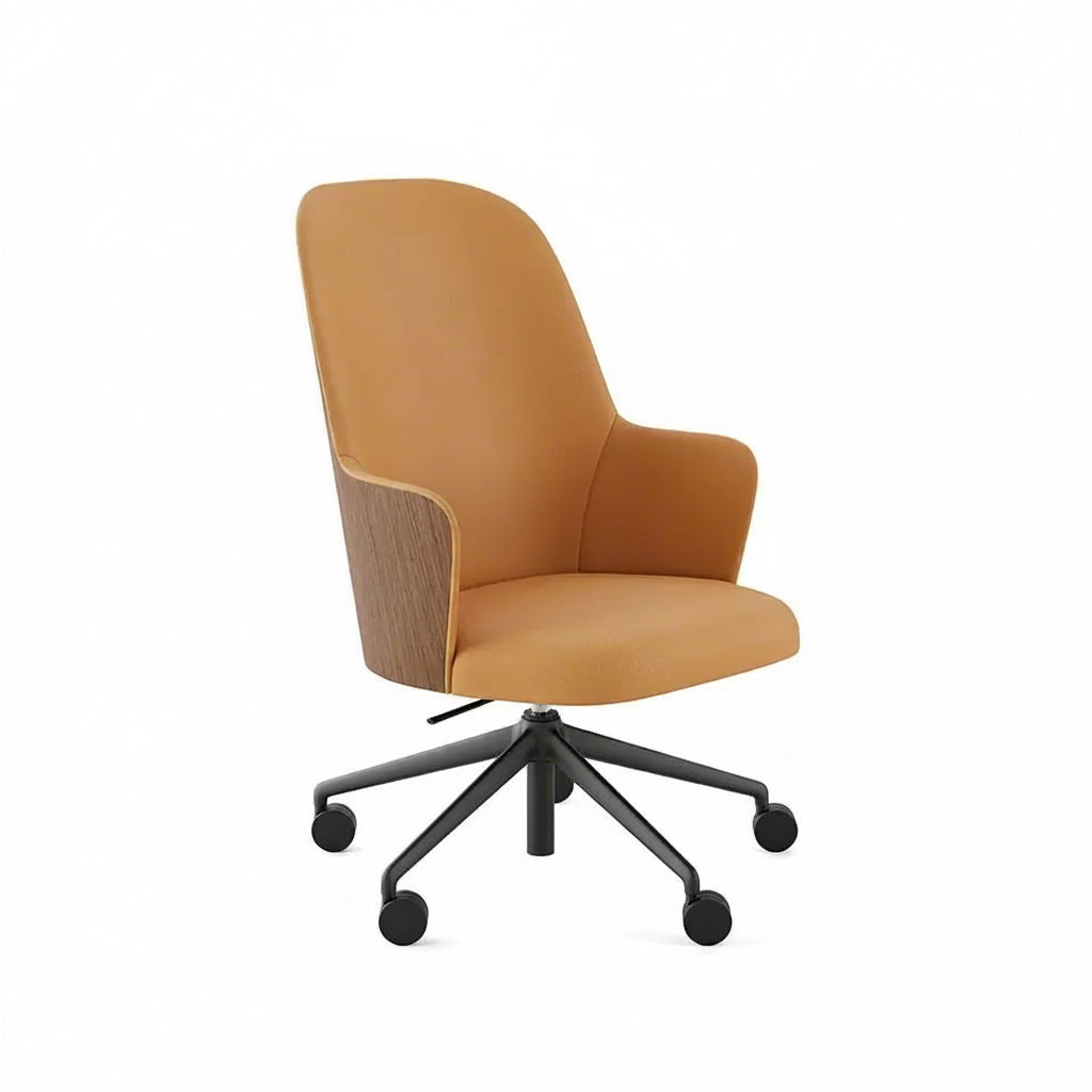 כסא Aleta Executive עם מושב ומשענת מעוקלים מרופדים בבד בגוון קאמל, פאנלים צדדיים מעץ בהיר ובסיס שחור חמש-זרועות עם גלגלים, על רקע לבן