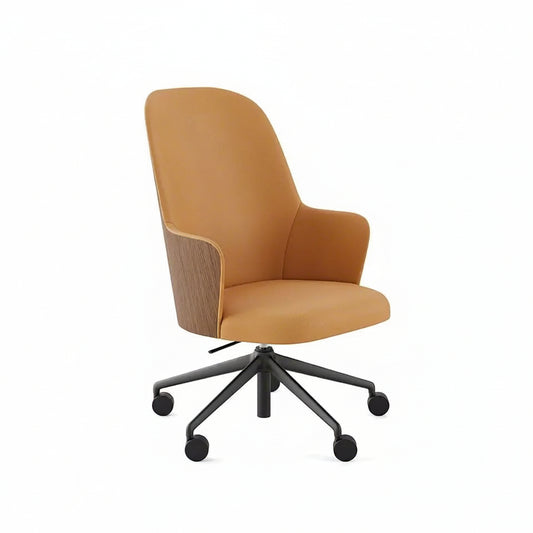 כסא Aleta Executive עם מושב ומשענת מעוקלים מרופדים בבד בגוון קאמל, פאנלים צדדיים מעץ בהיר ובסיס שחור חמש-זרועות עם גלגלים, על רקע לבן