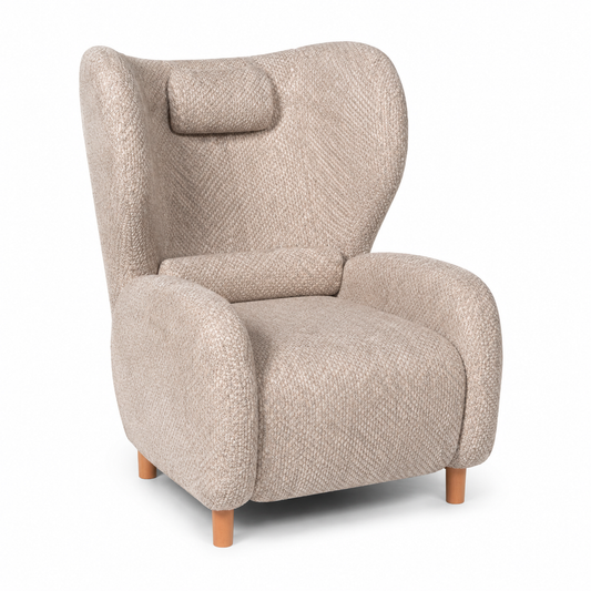 כורסת Cocoon בסגנון אוזניים מרופדת בבד בוקלה מחוספס בגוון בז', עם משענת גבוהה, ידיות מעוגלות ורגלי עץ בהיר, על רקע לבן