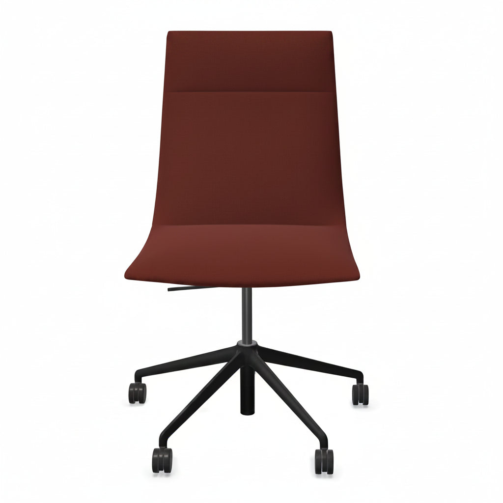 כורסת Noha Executive Lounge בגוון חום עם בסיס שחור, על רקע לבן