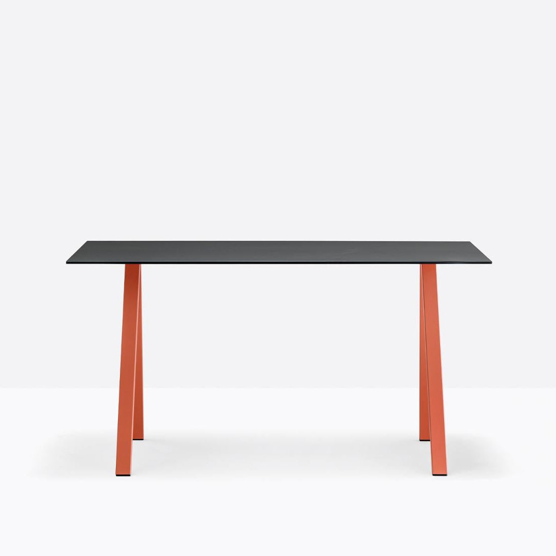 שולחן כתיבה ARKI-DESK עם משטח שחור מט ורגליים בגוון כתום-אדום, על רקע לבן