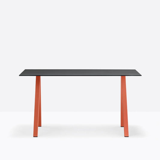 שולחן כתיבה ARKI-DESK עם משטח שחור מט ורגליים בגוון כתום-אדום, על רקע לבן