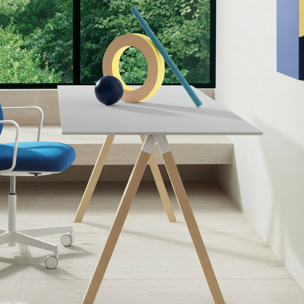 פינת עבודה ביתית עם שולחן כתיבה ARKI-DESK לבן ורגלי עץ בהיר, לצד כורסת משרד כחולה