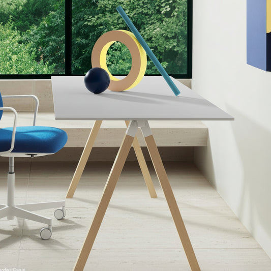 פינת עבודה ביתית עם שולחן כתיבה ARKI-DESK לבן ורגלי עץ בהיר, לצד כורסת משרד כחולה
