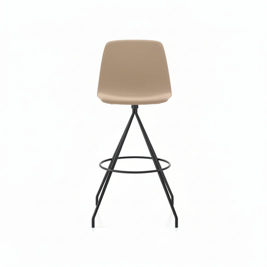 כסא בר Maarten מסתובב עם מושב מרופד בבז' ומסגרת מתכת שחורה עם הדום, על רקע לבן