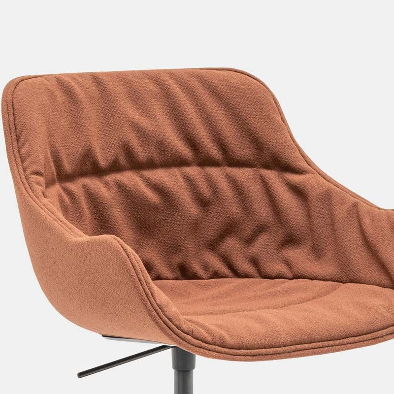 כסא BALTIC SOFT מרופד בגוון חום, על רקע לבן