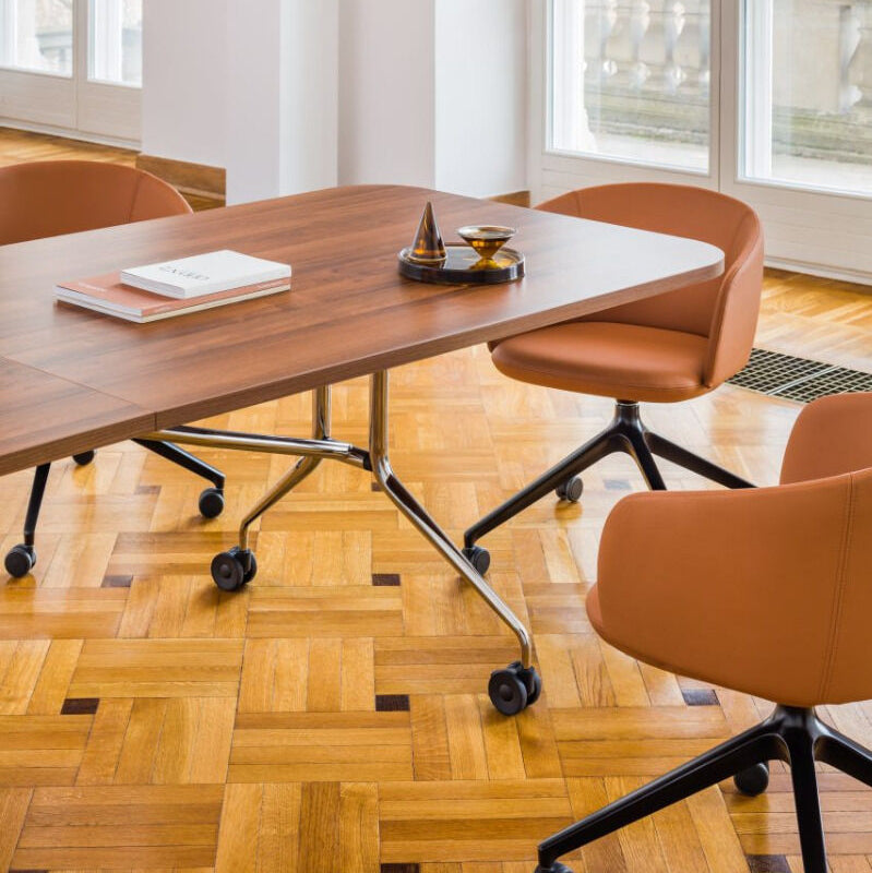 חלל משרדי מואר עם שולחן PLICA וכסאות כתומים