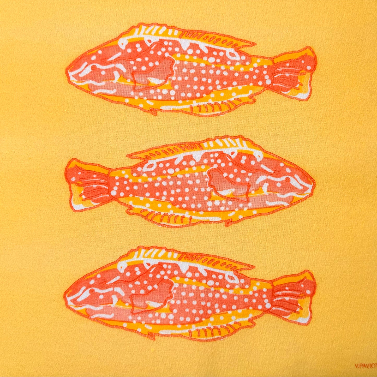 מפיות אירוח POISSON LUMINEUX ROUGE עם איורי דגים בגווני קורל על רקע צהוב, מבית Françoise Paviot