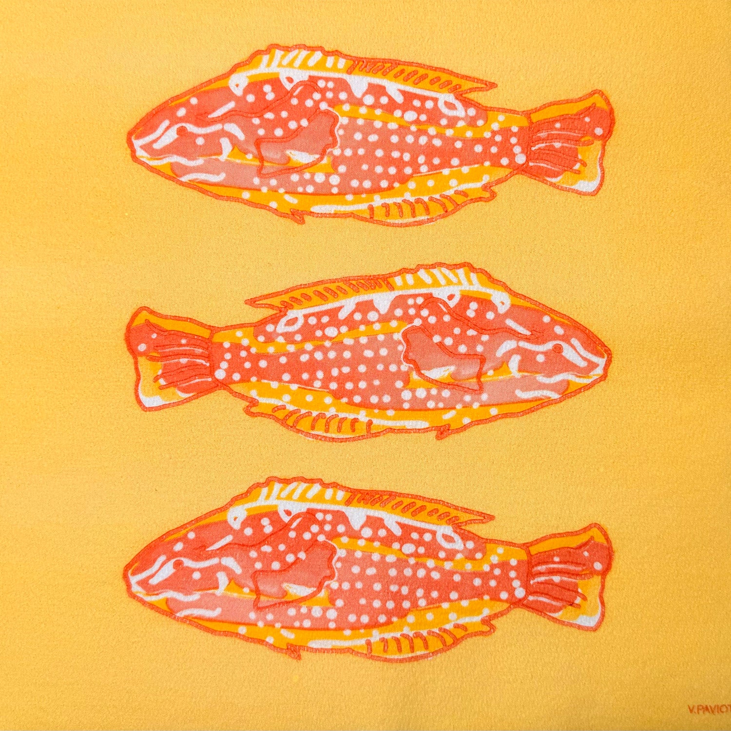 מפיות אירוח POISSON LUMINEUX ROUGE עם איורי דגים בגווני קורל על רקע צהוב, מבית Françoise Paviot