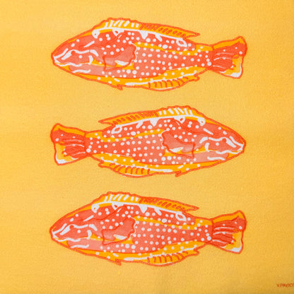 מפיות אירוח POISSON LUMINEUX ROUGE עם איורי דגים בגווני קורל על רקע צהוב, מבית Françoise Paviot