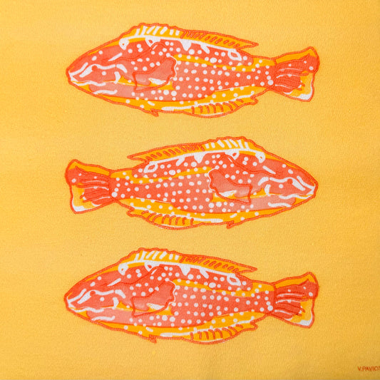 מפיות אירוח POISSON LUMINEUX ROUGE עם איורי דגים בגווני קורל על רקע צהוב, מבית Françoise Paviot